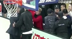 VIDEO Slovenski trener udario pa krenuo daviti navijača koji mu je odgurnuo ženu